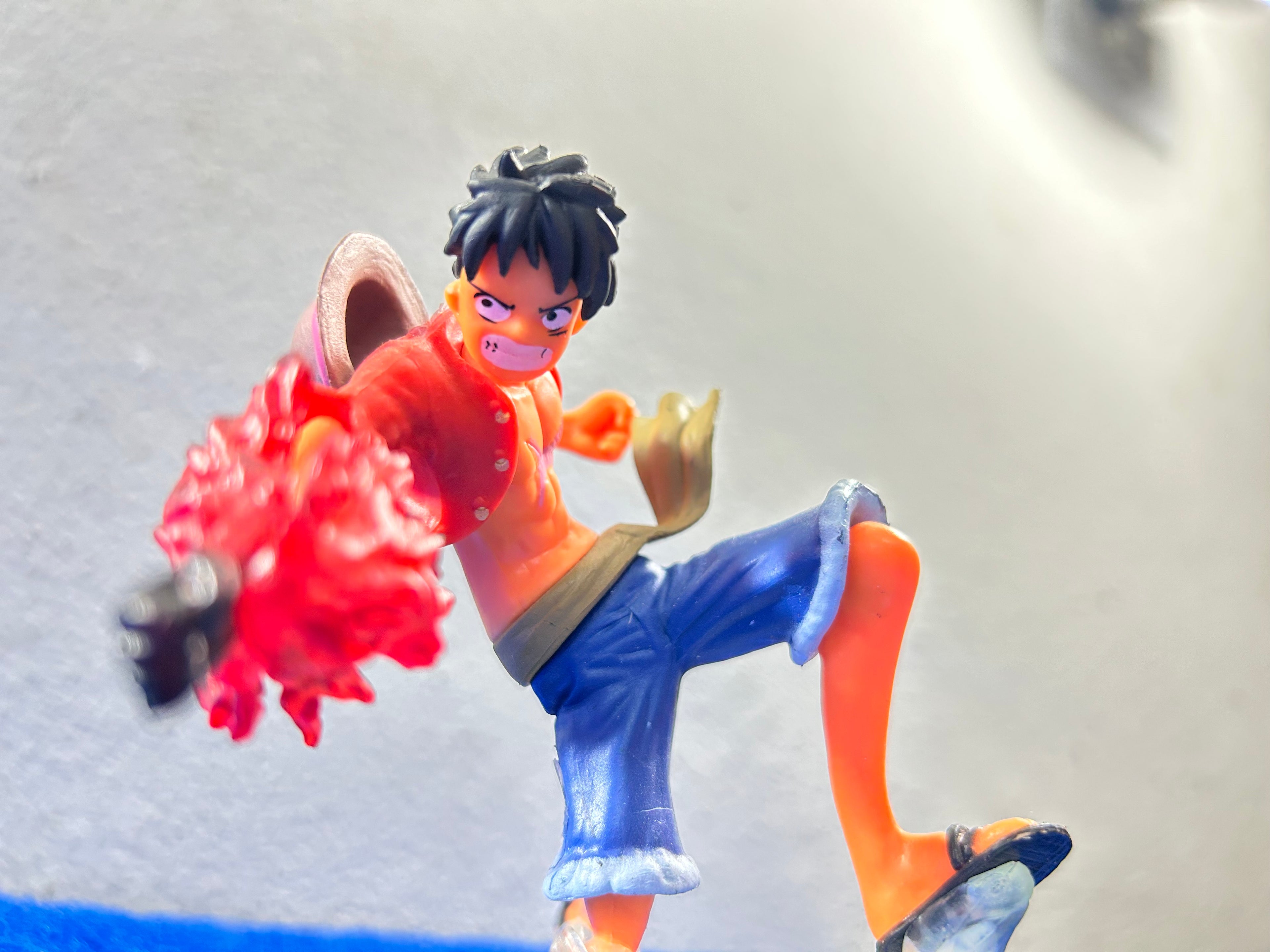 ACTION Luffy com mão de aço vermelho