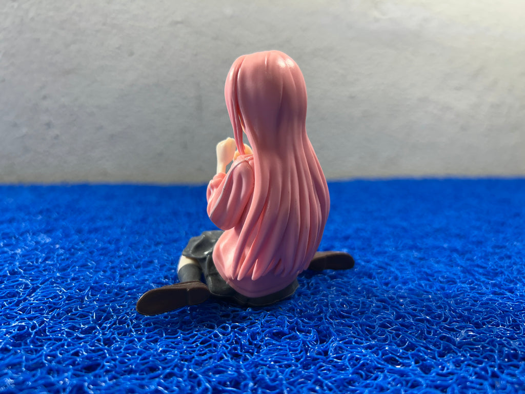 ACTION Bocchi sentada