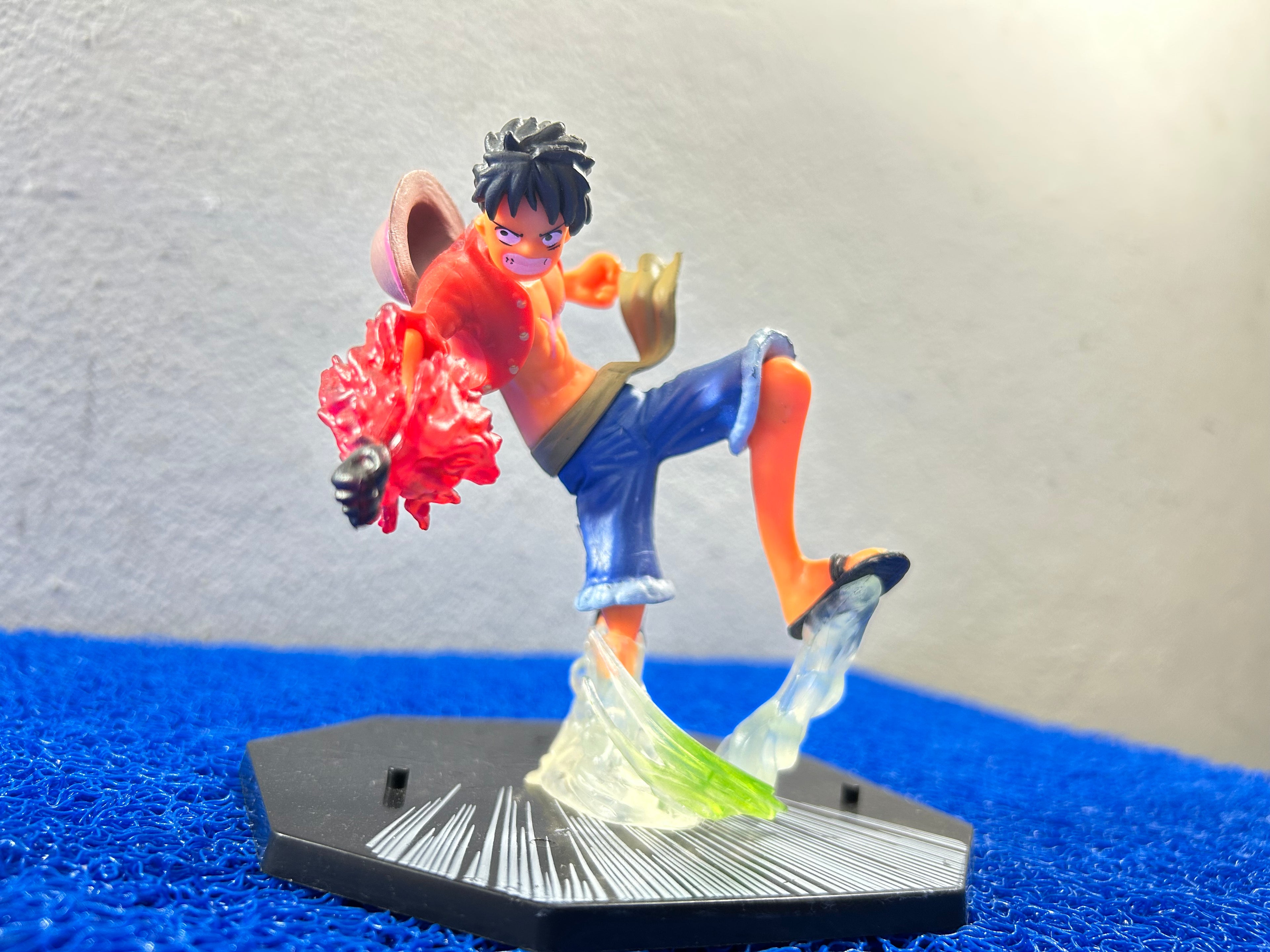 ACTION Luffy com mão de aço vermelho