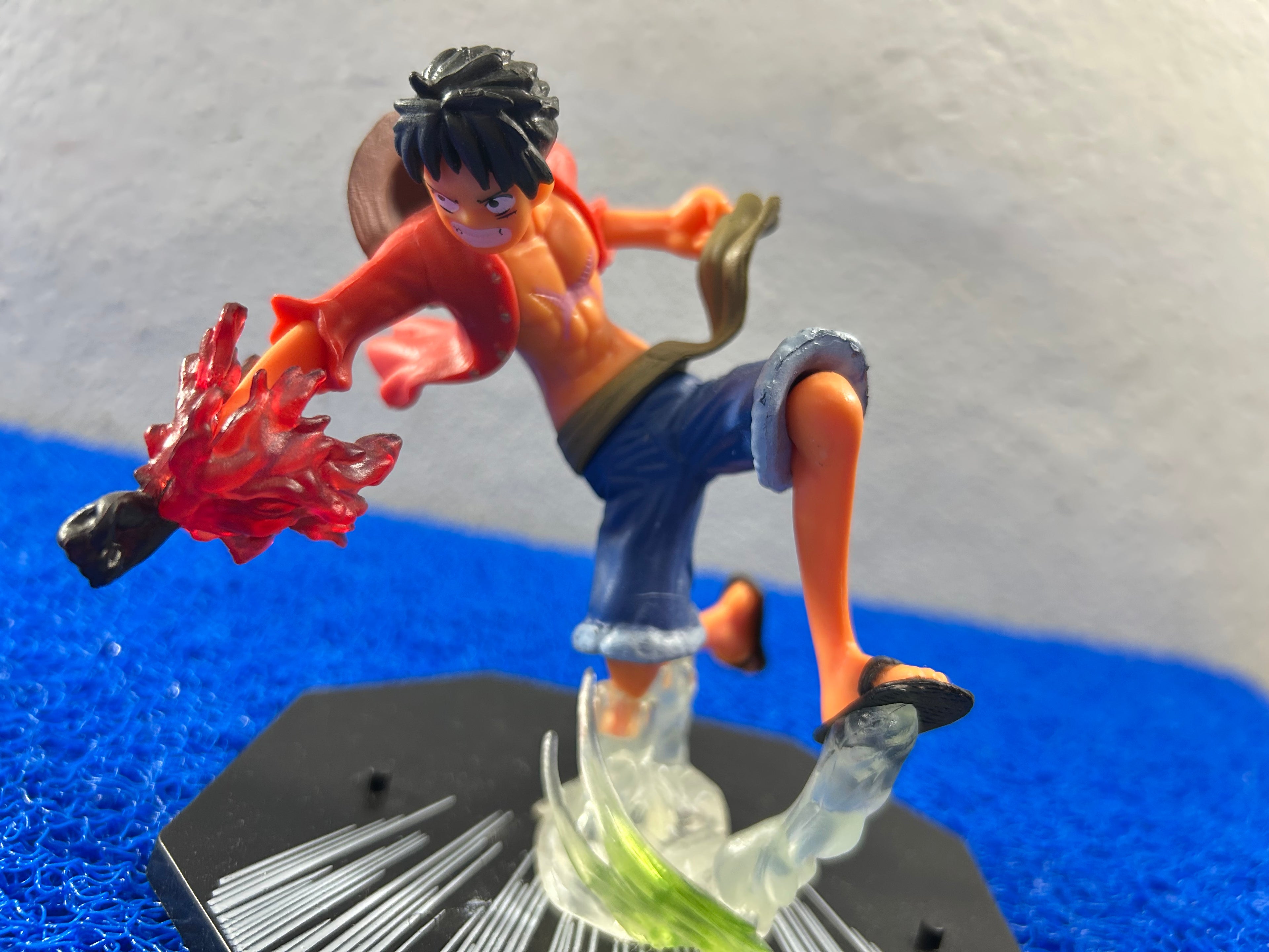 ACTION Luffy com mão de aço vermelho