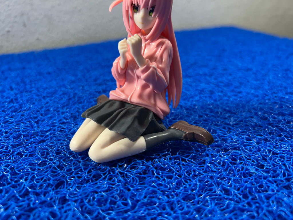 ACTION Bocchi sentada