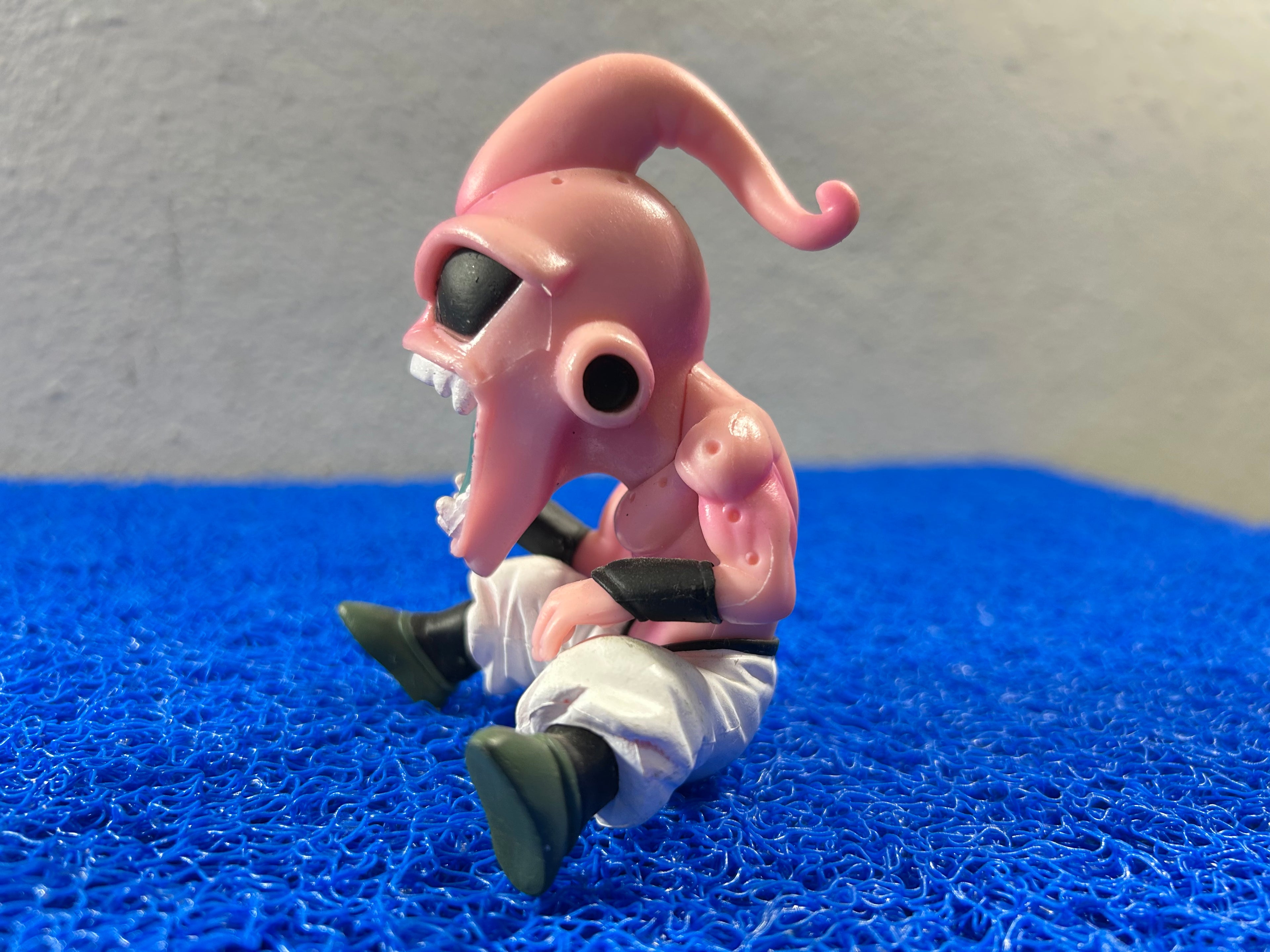 ACTION Majin bu fazendo gesto