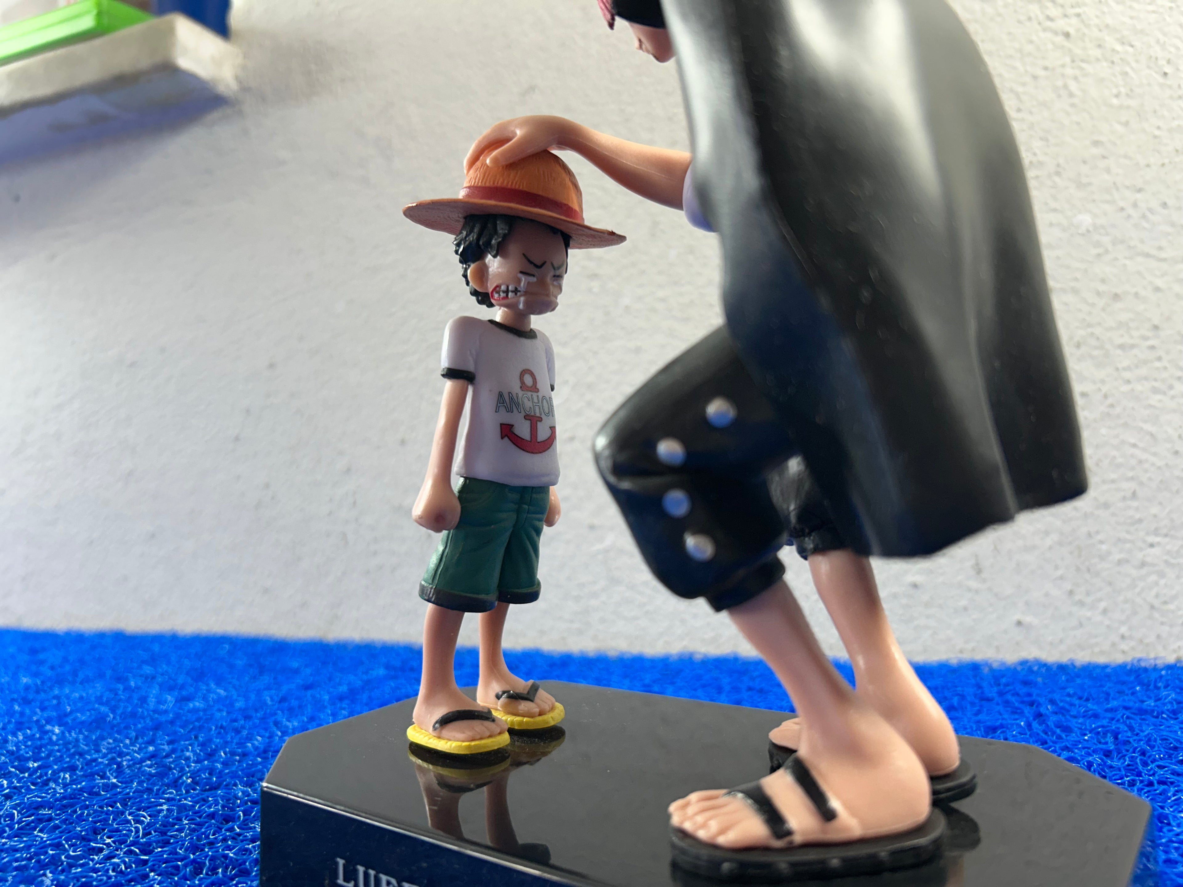 ACTION FIGURE Luffy & shanks