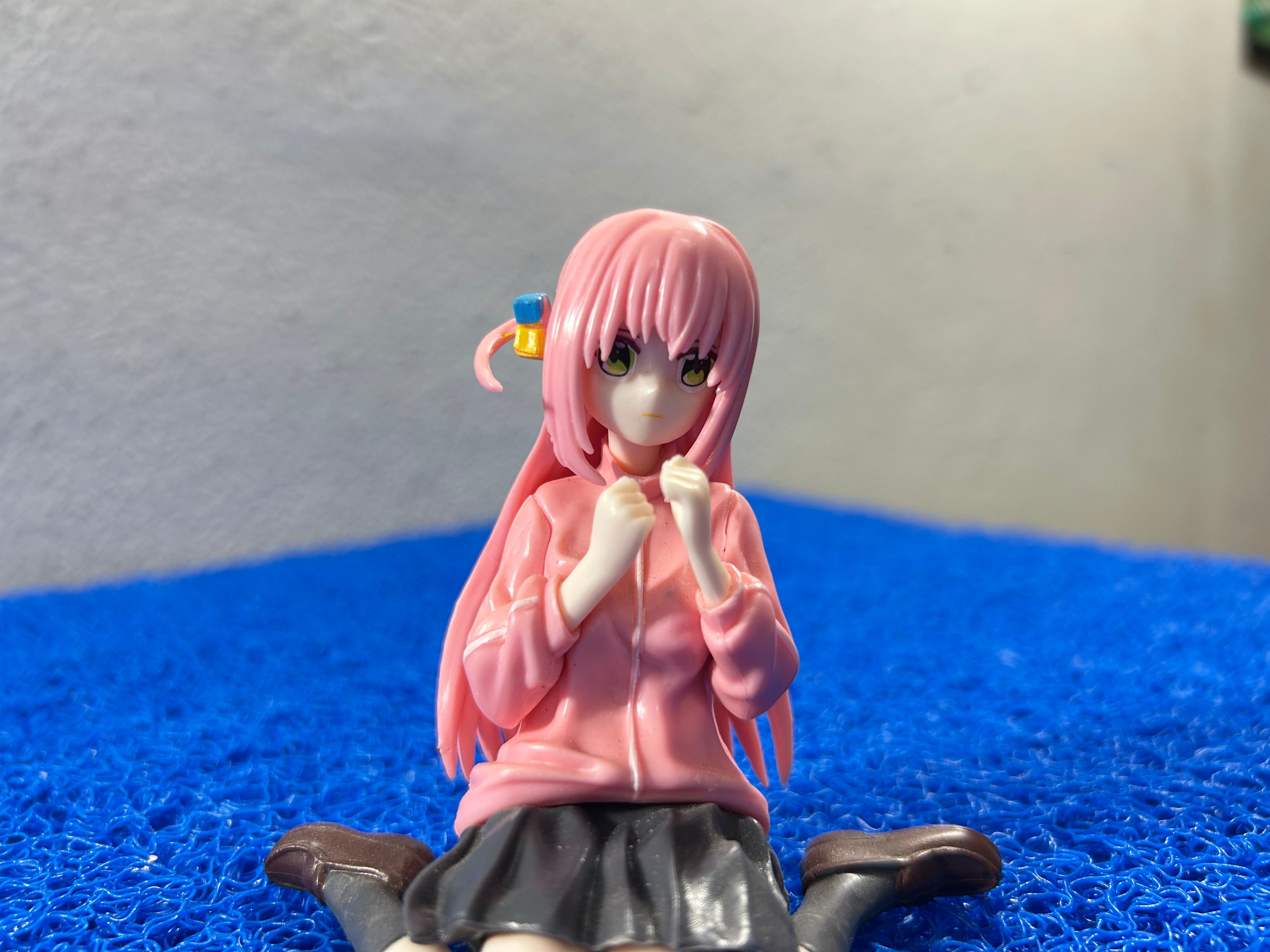 ACTION Bocchi sentada