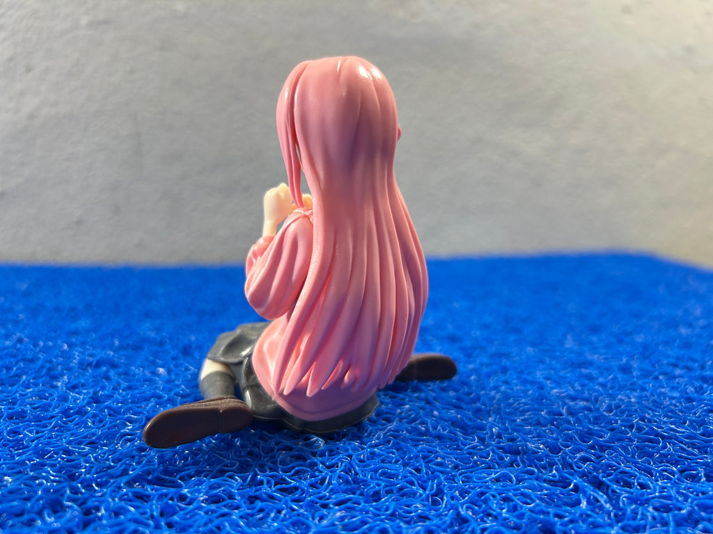 ACTION Bocchi sentada